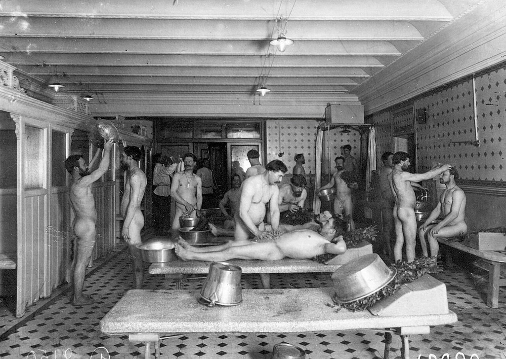 Bath attendants washing visitors in Egorov's soap bath. Unknown author/User archive Leonoro Karel/russiainphoto.ru + https://russiainphoto.ru