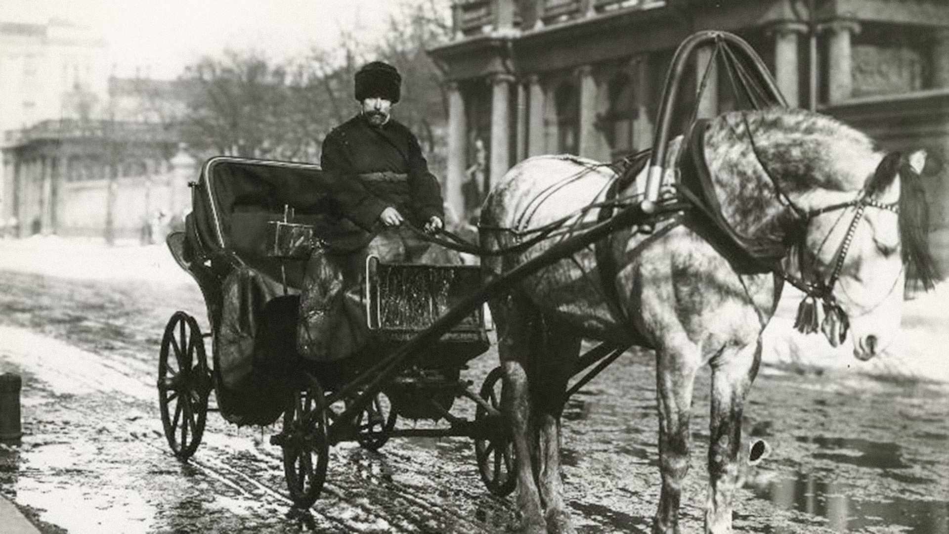 Cabby at the Anichkov Palace. 1909 - 1913. Karl Bulla/MAMM/MDF + https://russiainphoto.ru