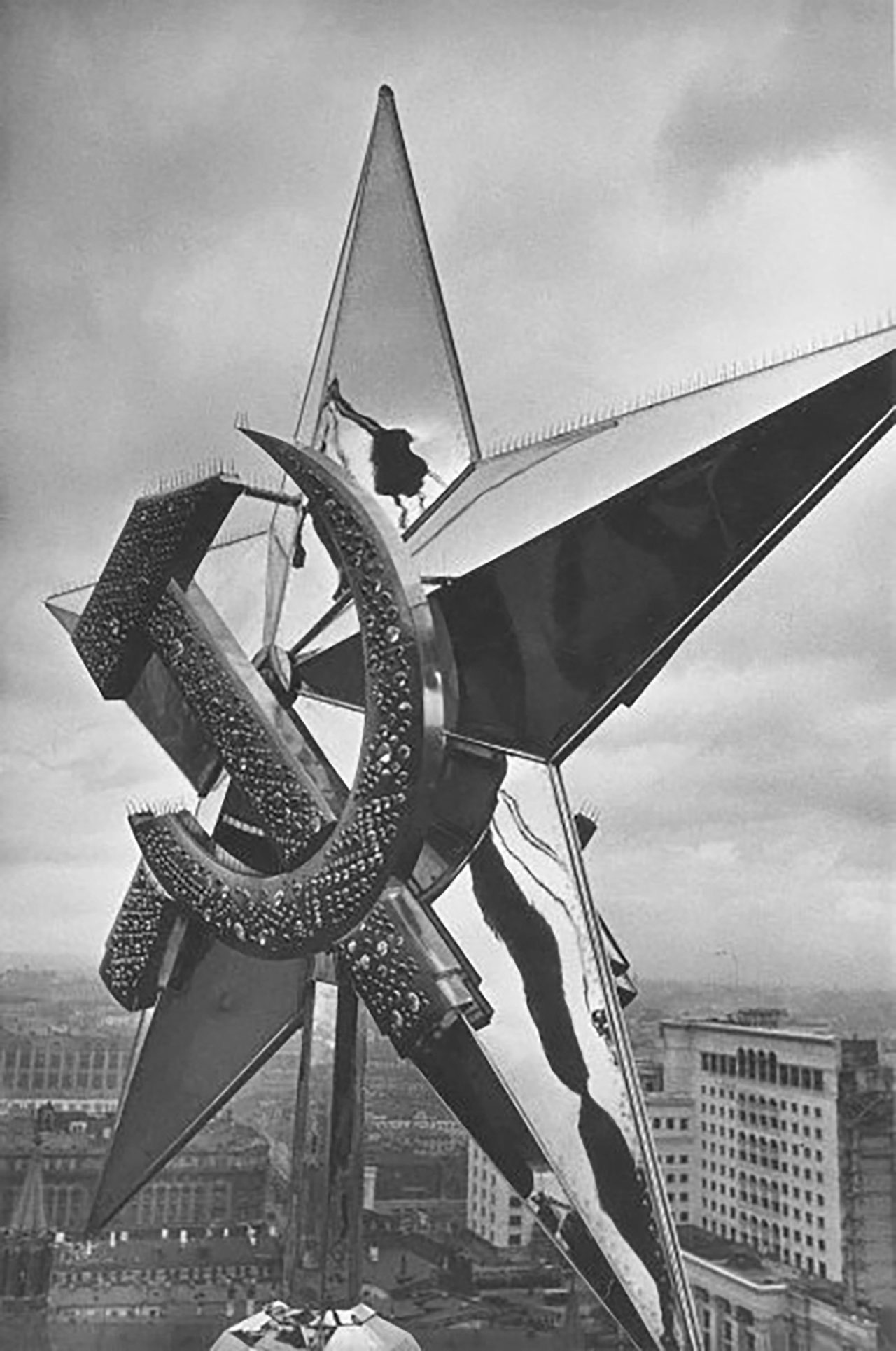 The first star on the Nikolskaya Tower of the Kremlin --- Mark Markov-Grinberg/MAMM/MDF/russiainphoto.ru + link https://russiainphoto.ru/