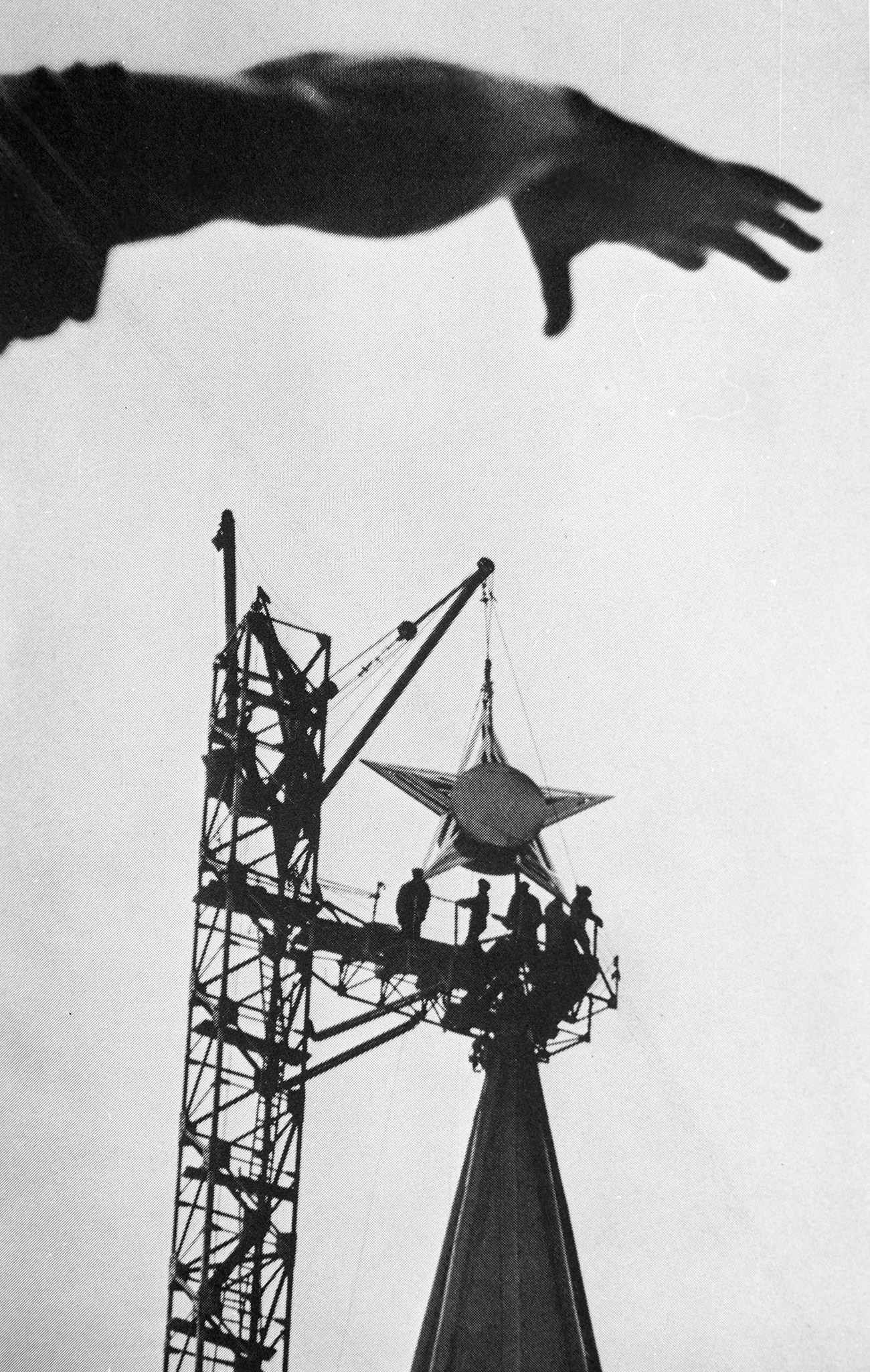 Installation of a star on the Kremlin's Spasskaya Tower. --- Mark Markov-Grinberg / Sputnik
