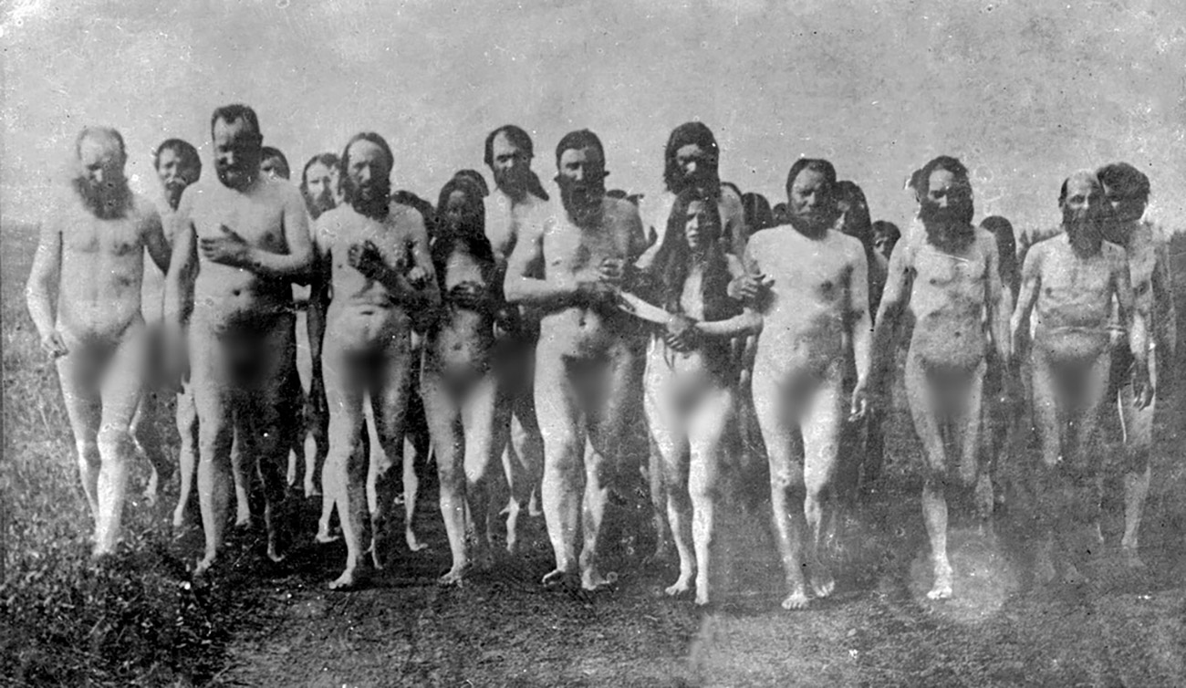 Naked protest of the Doukhobor sect against military service in 1895. russiainphoto.ru + link https://russiainphoto.ru/