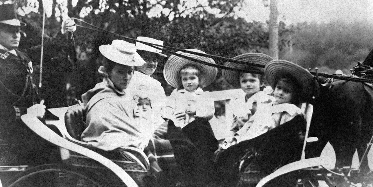 The daughters of the Russian Emperor Nicholas II, the Grand Duchesses Tatiana, Olga, Maria (from right to left) and Anastasia (in the arms of the governess) / Sputnik