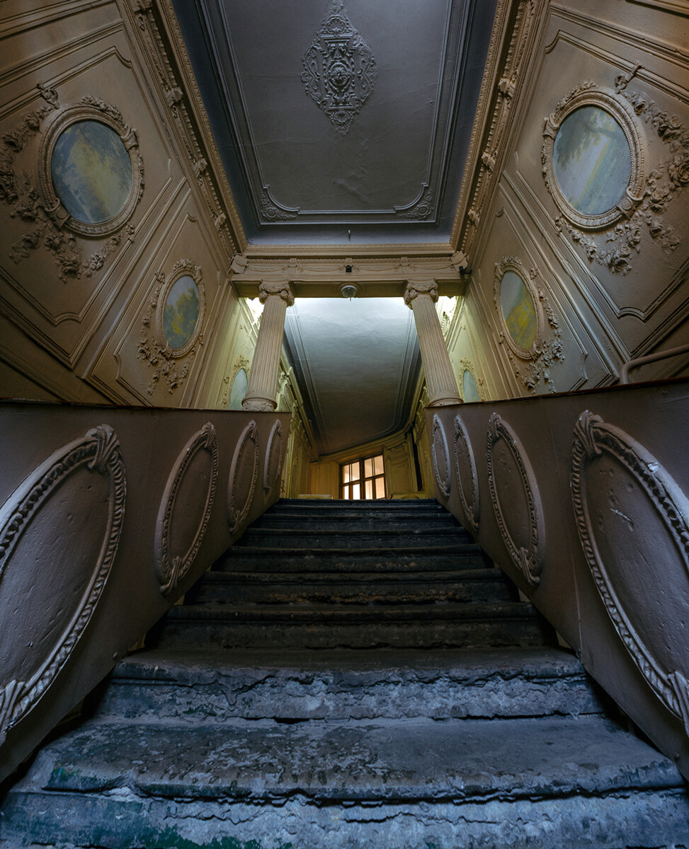 德米特里·多布罗杰耶夫拍摄的圣彼得堡的门厅和楼梯