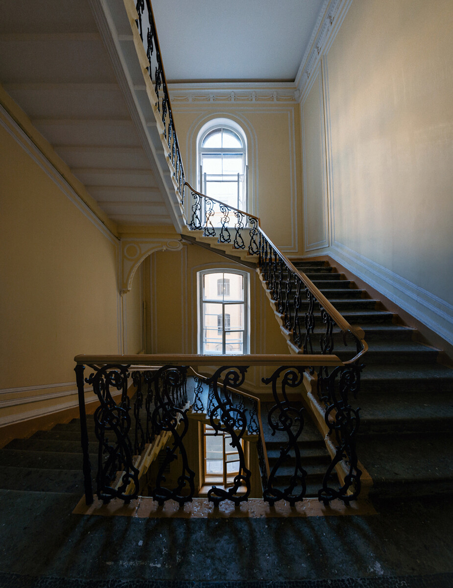 德米特里·多布罗杰耶夫拍摄的圣彼得堡的门厅和楼梯