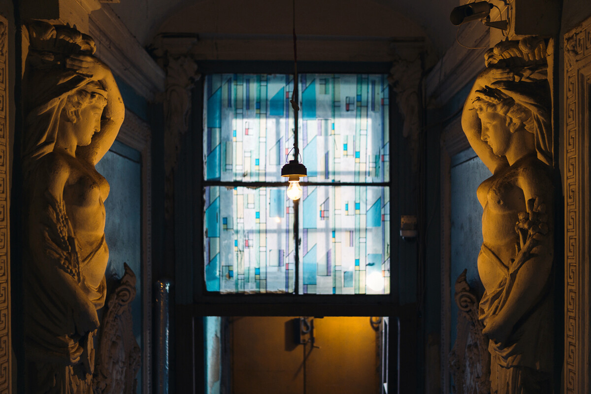 德米特里·多布罗杰耶夫拍摄的圣彼得堡的门厅和楼梯