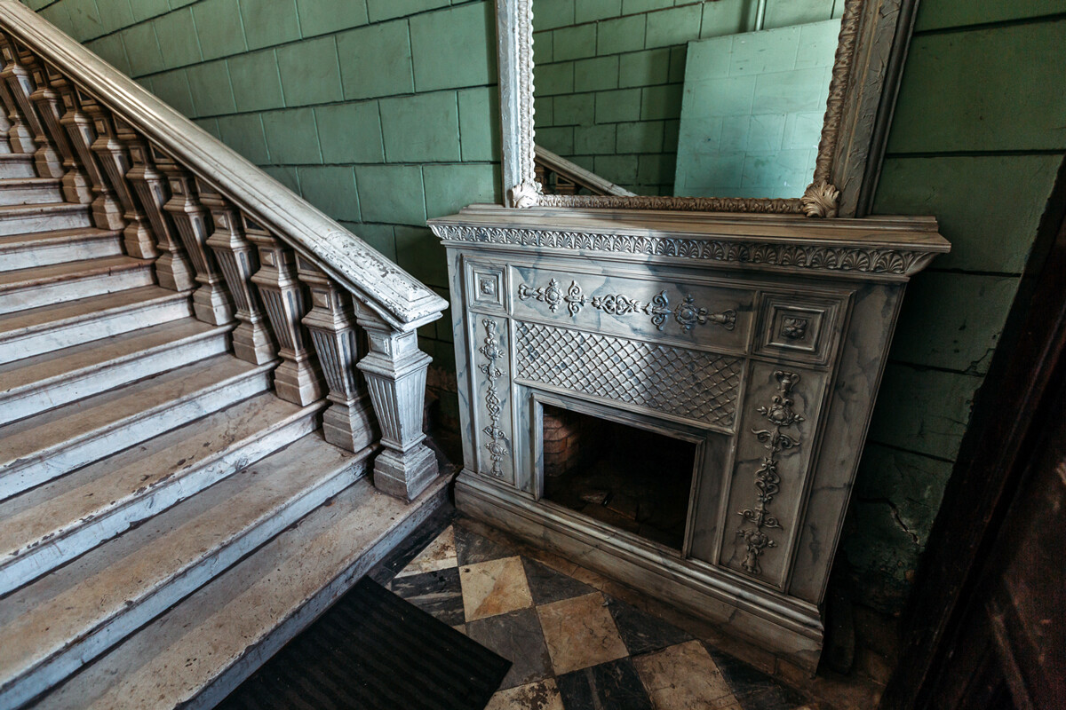 德米特里·多布罗杰耶夫拍摄的圣彼得堡的门厅和楼梯