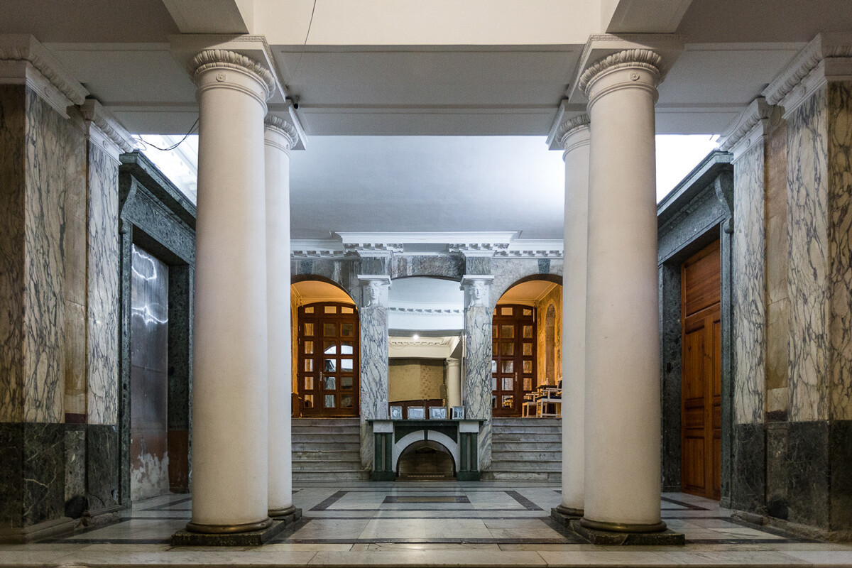 德米特里·多布罗杰耶夫拍摄的圣彼得堡的门厅和楼梯