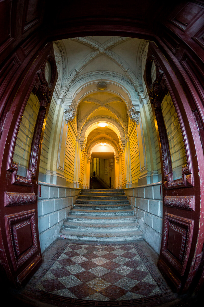 德米特里·多布罗杰耶夫拍摄的圣彼得堡的门厅和楼梯