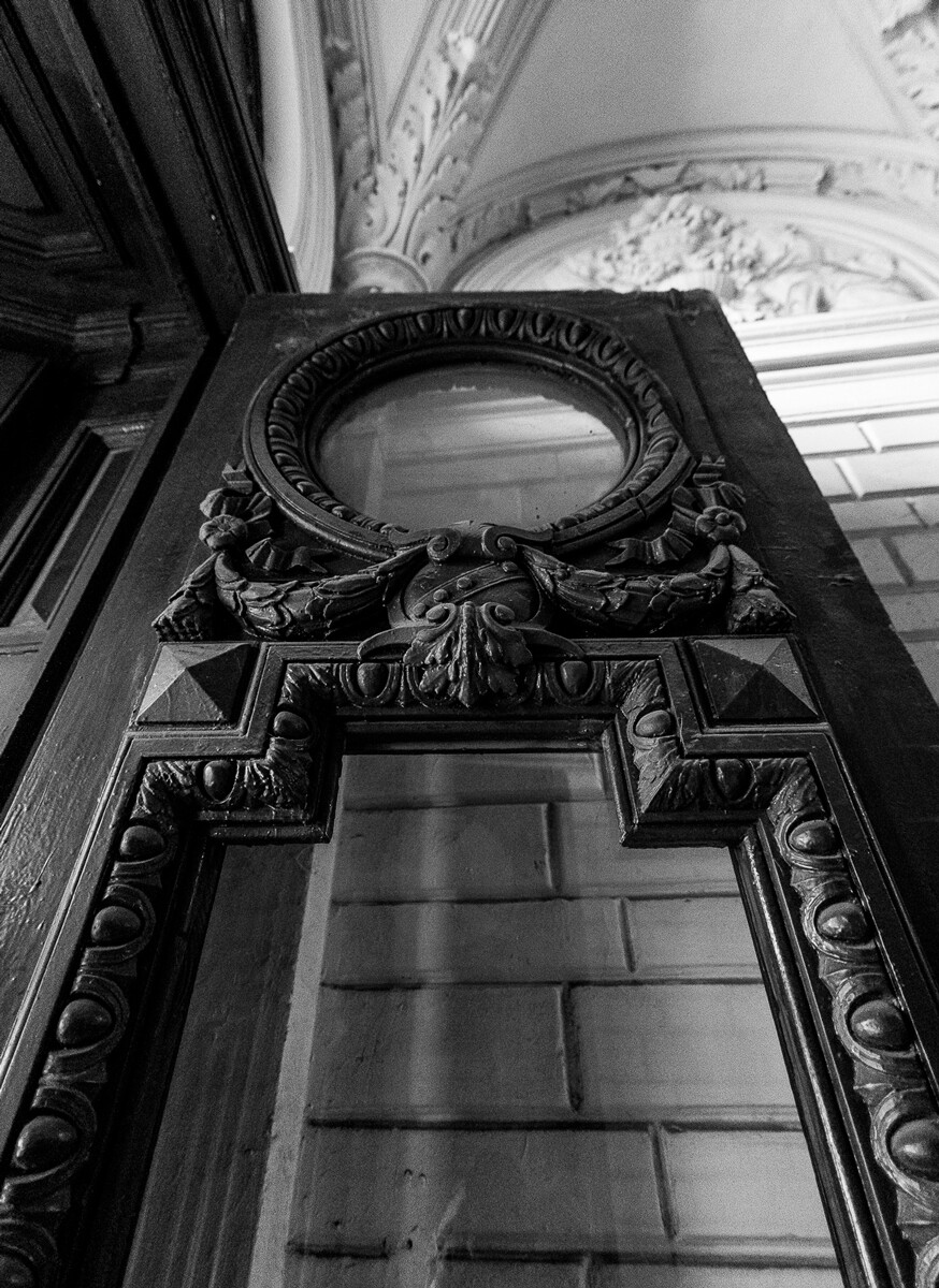 德米特里·多布罗杰耶夫拍摄的圣彼得堡的门厅和楼梯