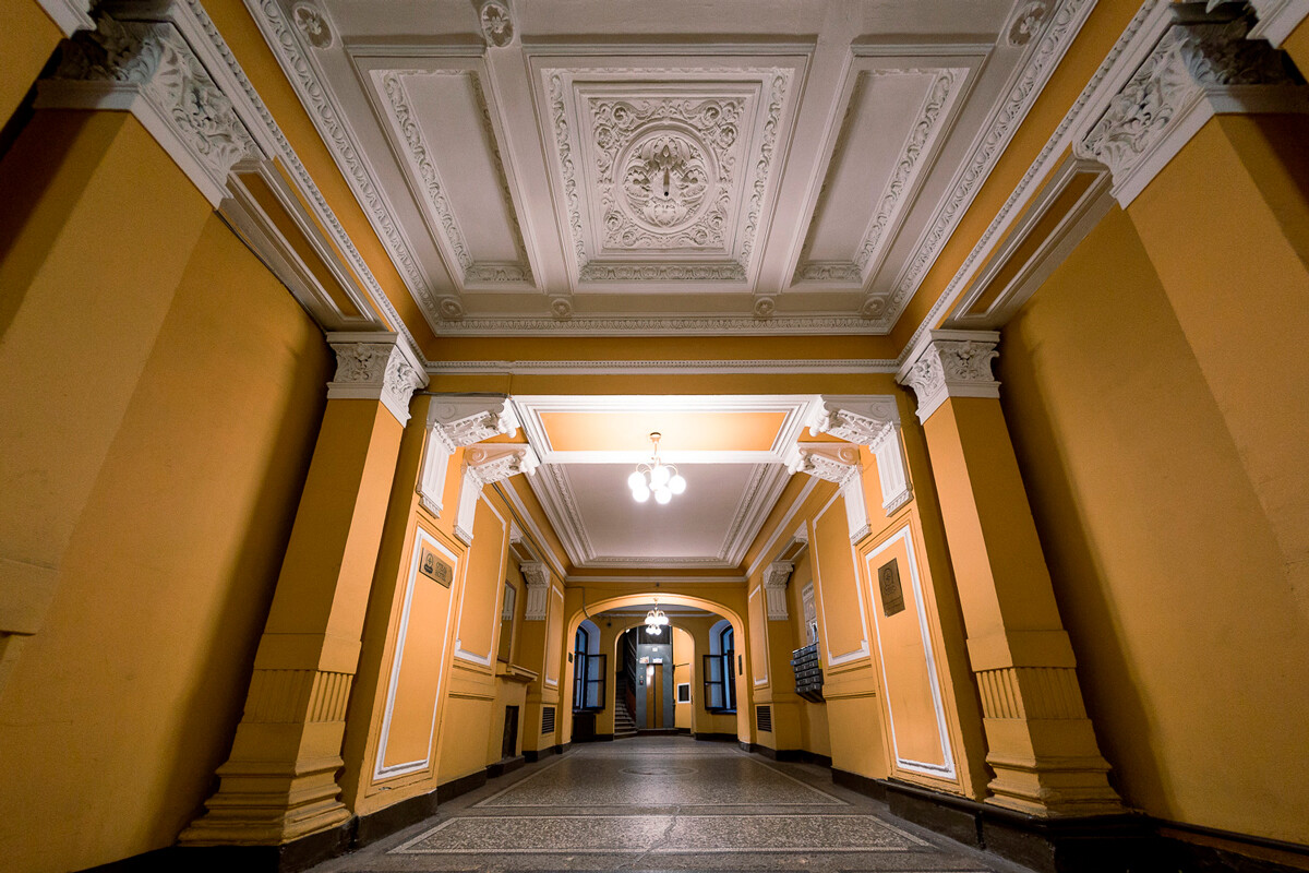 Paradnyje und Treppenhäuser in St. Petersburg von Dmitri Dobrodejew