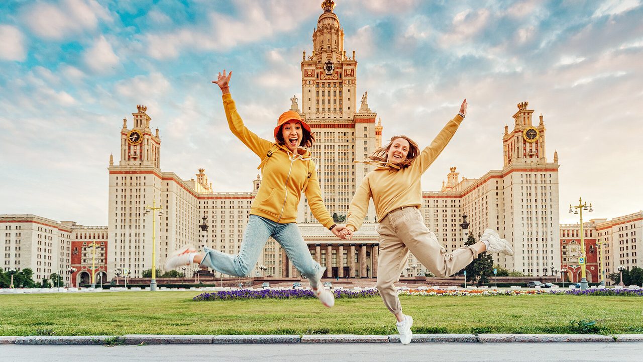 Туристи испред зграде Московског универзитета / Getty Images