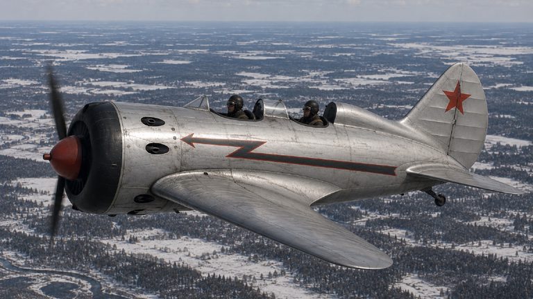 Puerta a Rusia (Foto: OpenAI, airwar.ru)